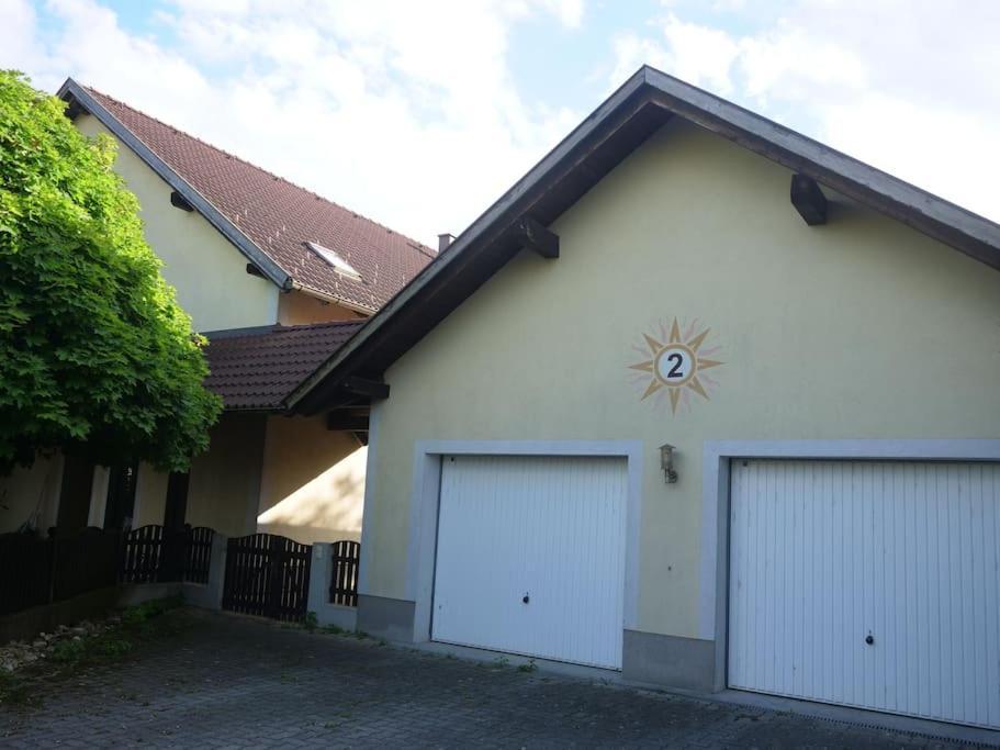 Colourful 2.5 Bedroom With Large Balcony & Garden. Prinzersdorf Exterior photo